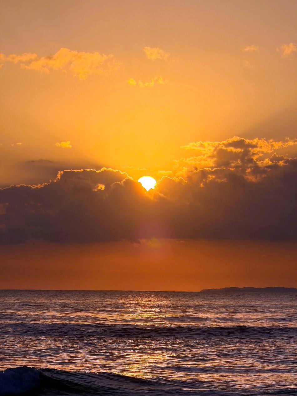 El sol saliendo de entre las nubes