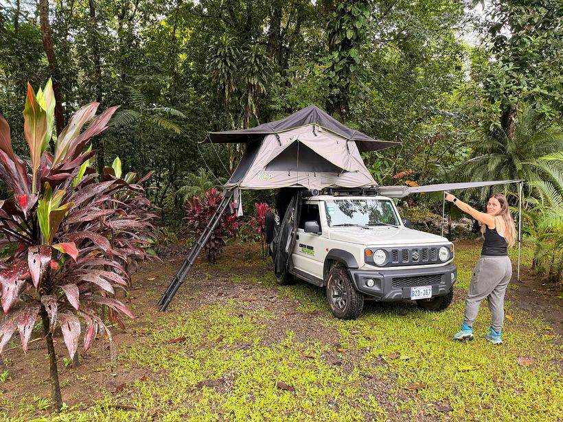 Primera noche: la carpa arriba del auto
