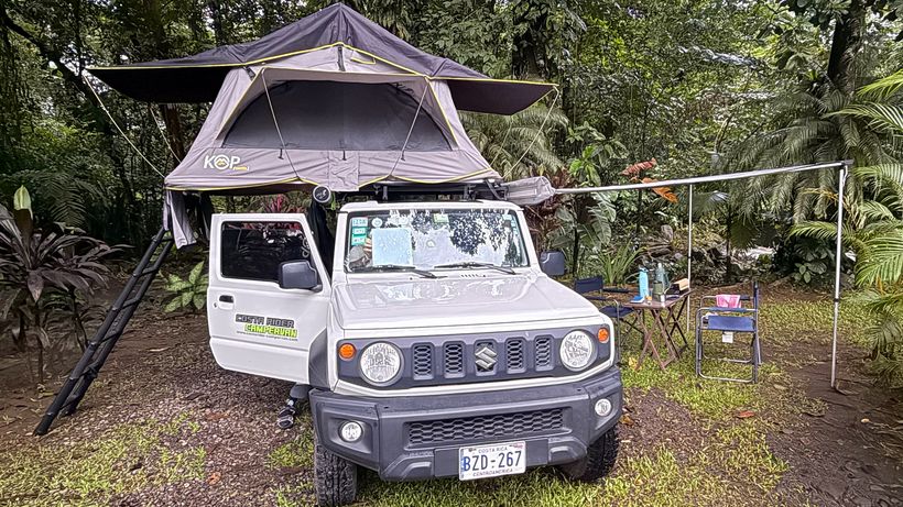 El campamento, con el toldo abierto