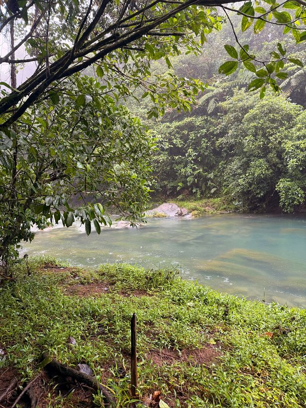 El agua se vuelve celeste