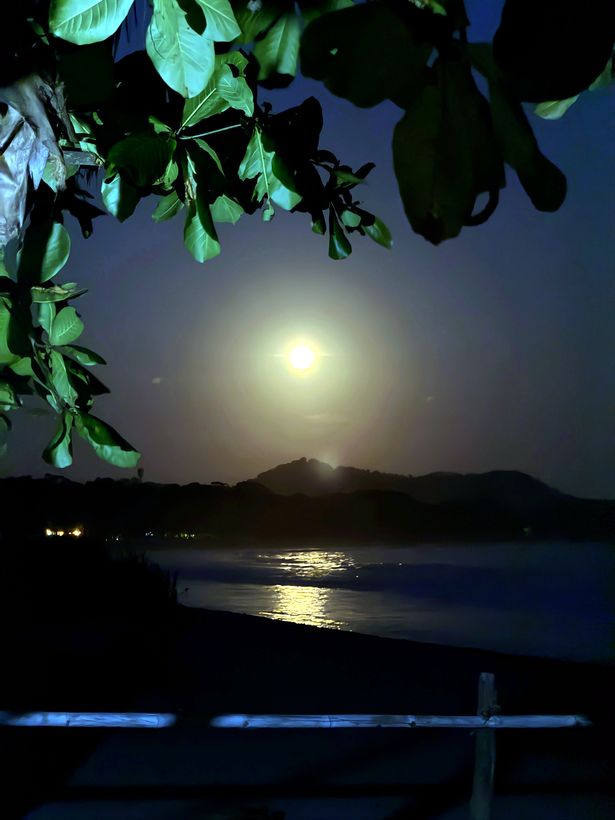 Luna llena sobre el Pacífico