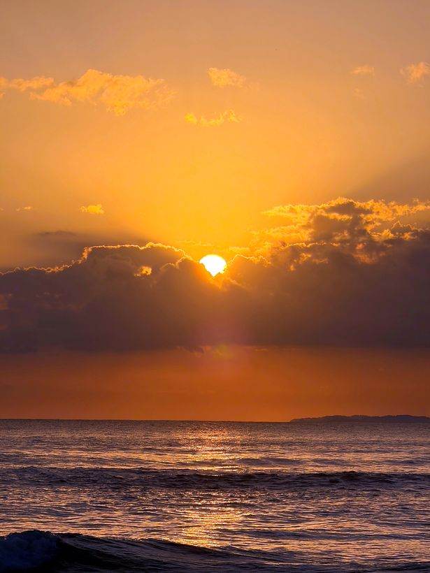El sol saliendo de entre las nubes