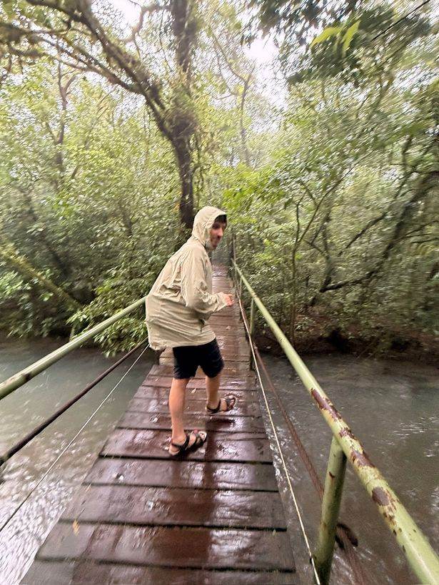 Cruzando el puente bajo la lluvia