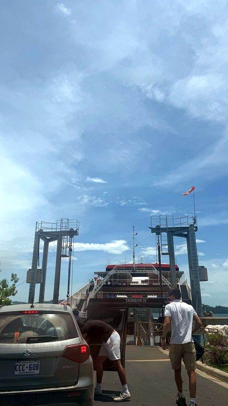 Subiendo al ferry en Paquera