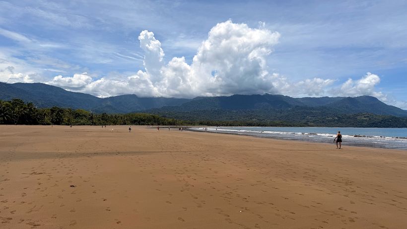 La playa entera, y las montañas atrás