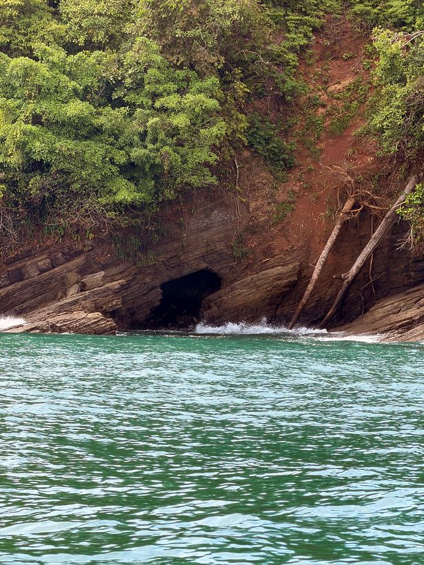 La costa se abre en cuevas