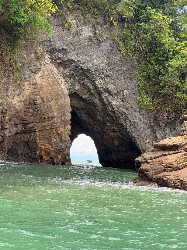 El arco de piedra, desde el agua