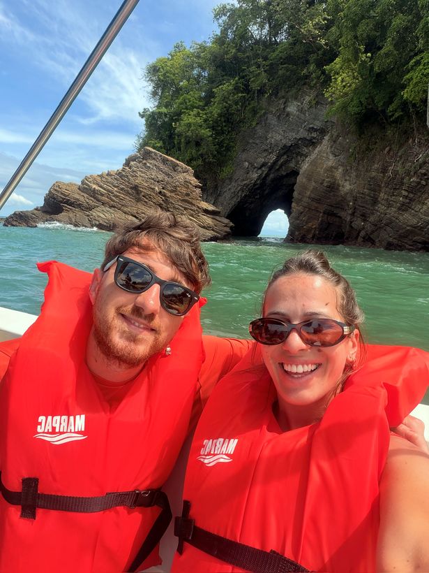 Los dos, con el arco atrás