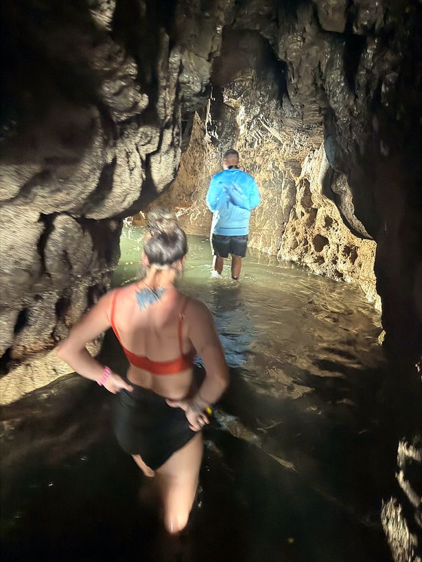 Maca saliendo de la gruta, con el agua a la cintura