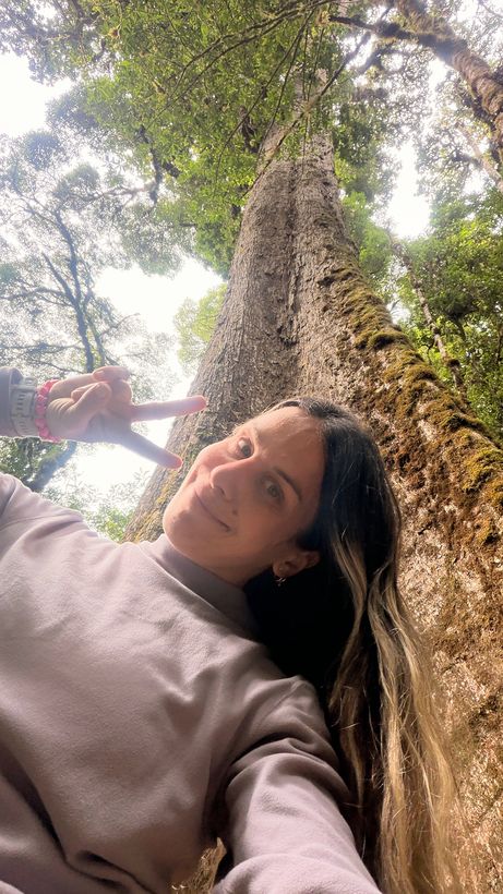 Maca mirándolo desde abajo