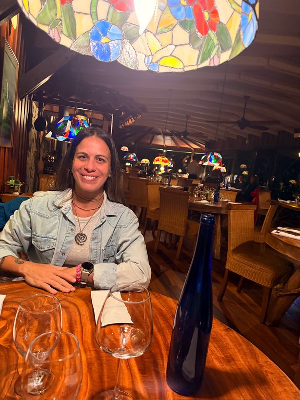 La cena en el lodge, con las lámparas de colores