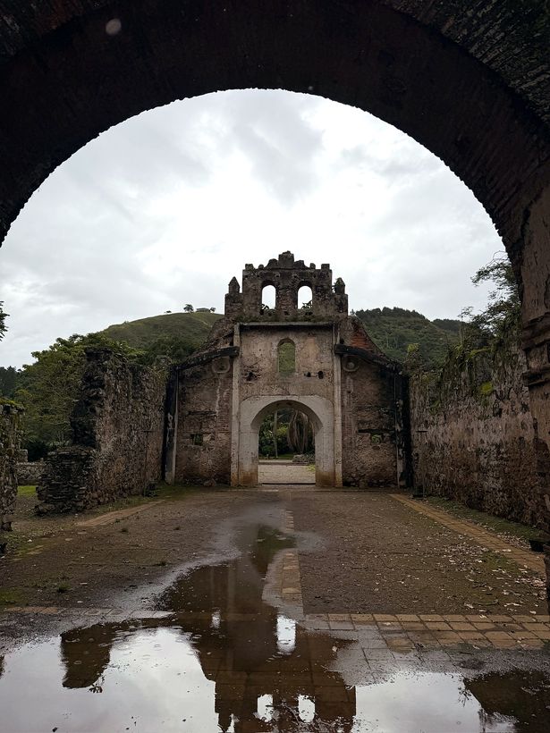 Las ruinas de Ujarrás, desde el arco de entrada