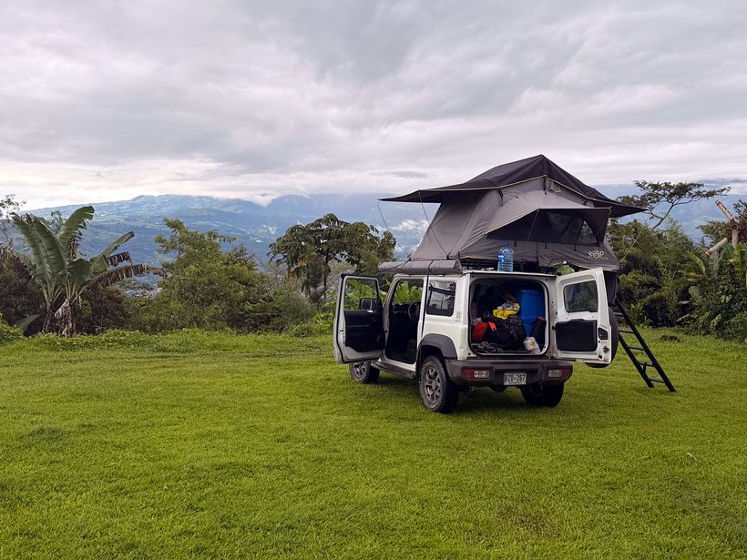 La carpa abierta otra vez, mirando el valle