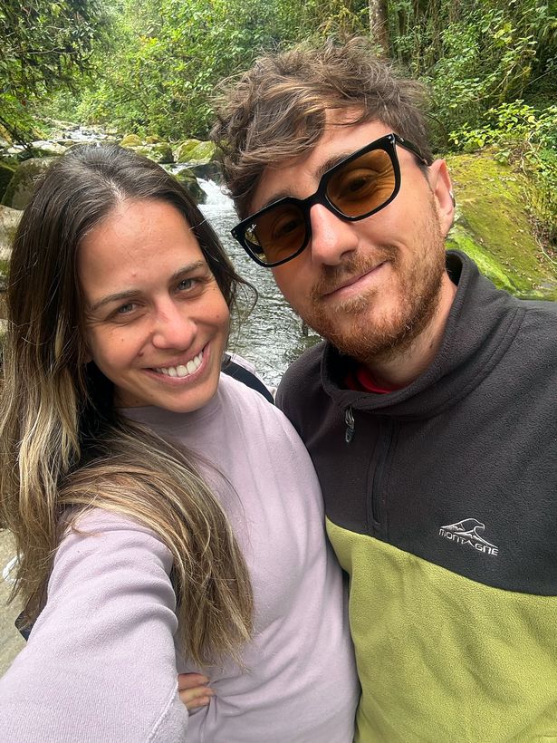 Los dos, con el río atrás