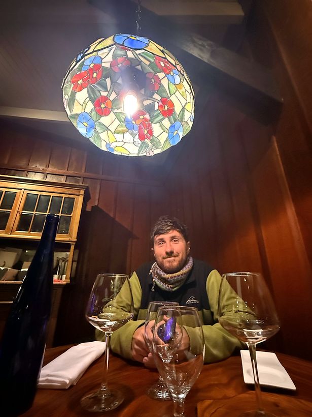 Mati en la cena, con las lámparas de colores