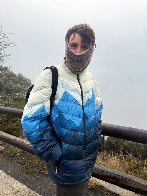 Ocho grados y viento, tapados hasta los ojos