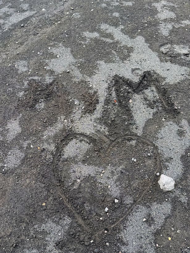 Alguien dibujó un corazón en la ceniza