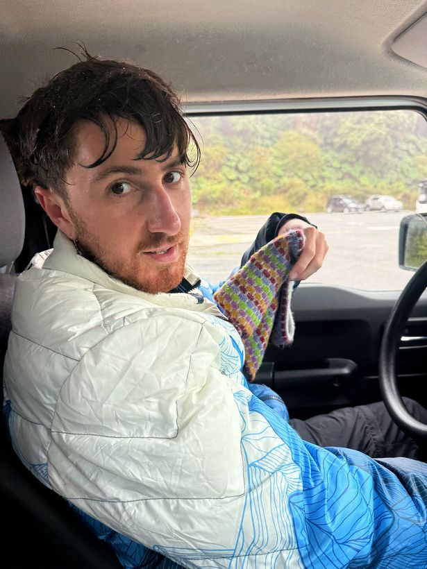 A refugiarse en el auto un rato