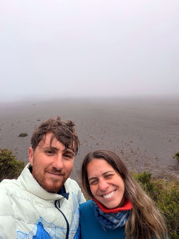 Los dos adentro de la nube, esperando