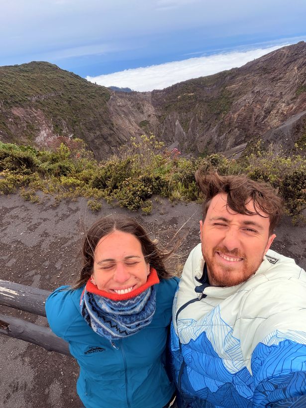 Los dos, con el cráter atrás