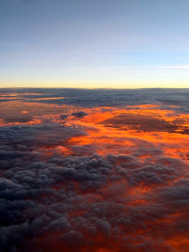 El sol poniéndose sobre el mar de nubes